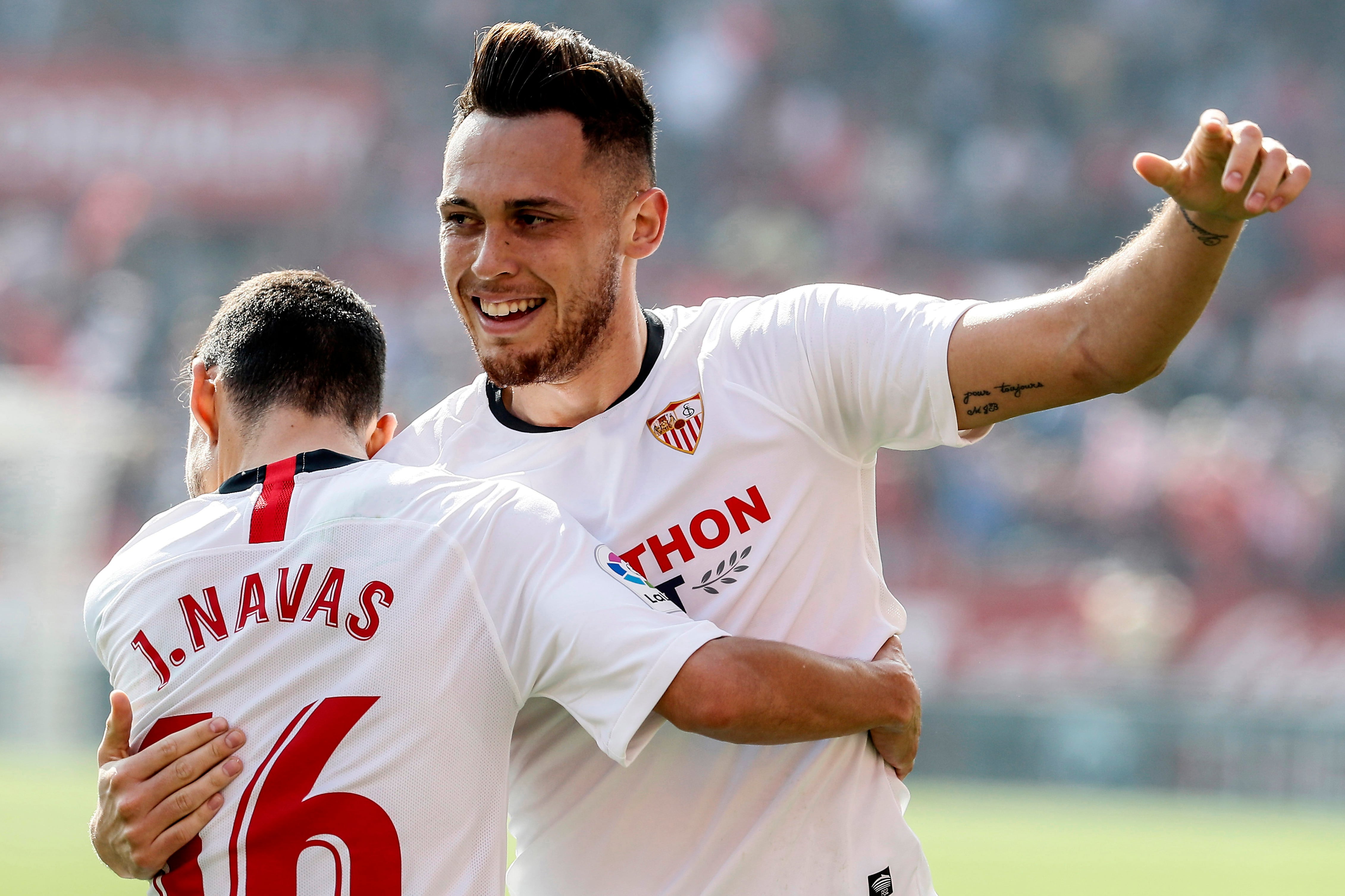 Ocampos festeja con Navas su gol para el Sevilla.