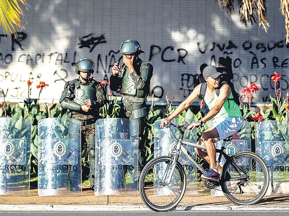 El despliegue de tropas en la explanada de los ministerios de Brasilia fue tan breve como sintomático.