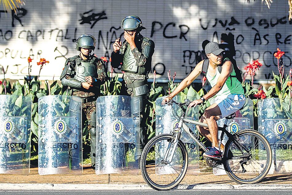 El despliegue de tropas en la explanada de los ministerios de Brasilia fue tan breve como sintomático.