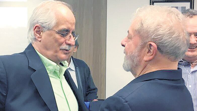 El ex canciller Jorge Taiana junto al ex presidente brasileño durante una de sus visitas a la Argentina.