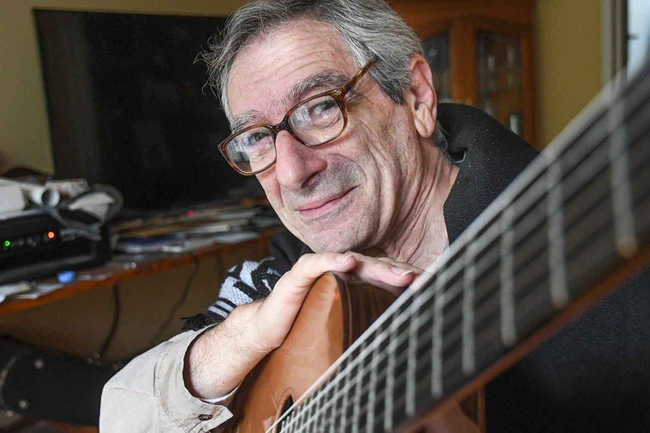 “Es oportuno señalar la persistencia de la guitarra aun en esta situación", dice Falú