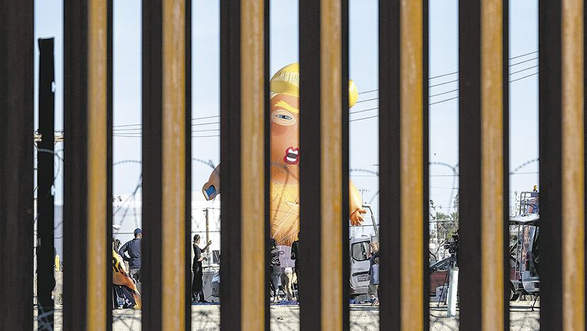 Un globo que se burla de Trump visto desde Mexicali, antes de la visita del mandatario.