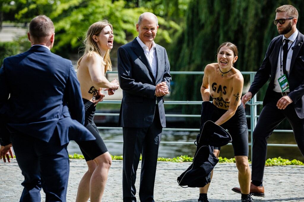 El canciller permaneció imperturbable y luego de una breve pausa continuó con la sesión de fotos. (Foto: Jens Schlueter/AFP)