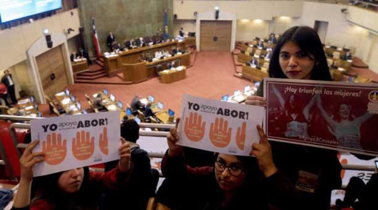 Mujeres apoyando la despenalización, durante el debate en Diputados.