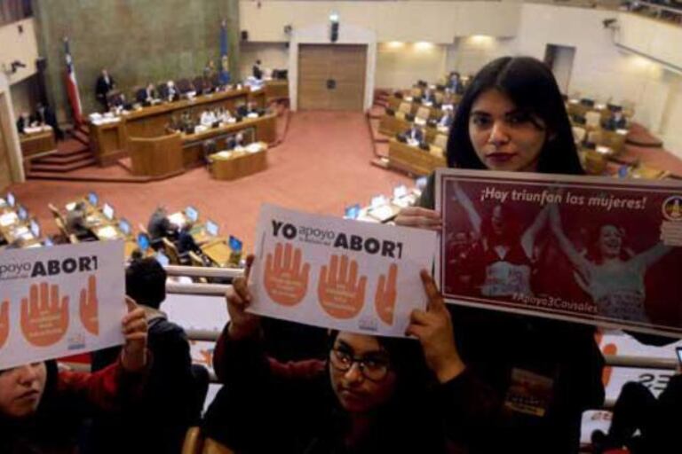 Mujeres apoyando la despenalización, durante el debate en Diputados.