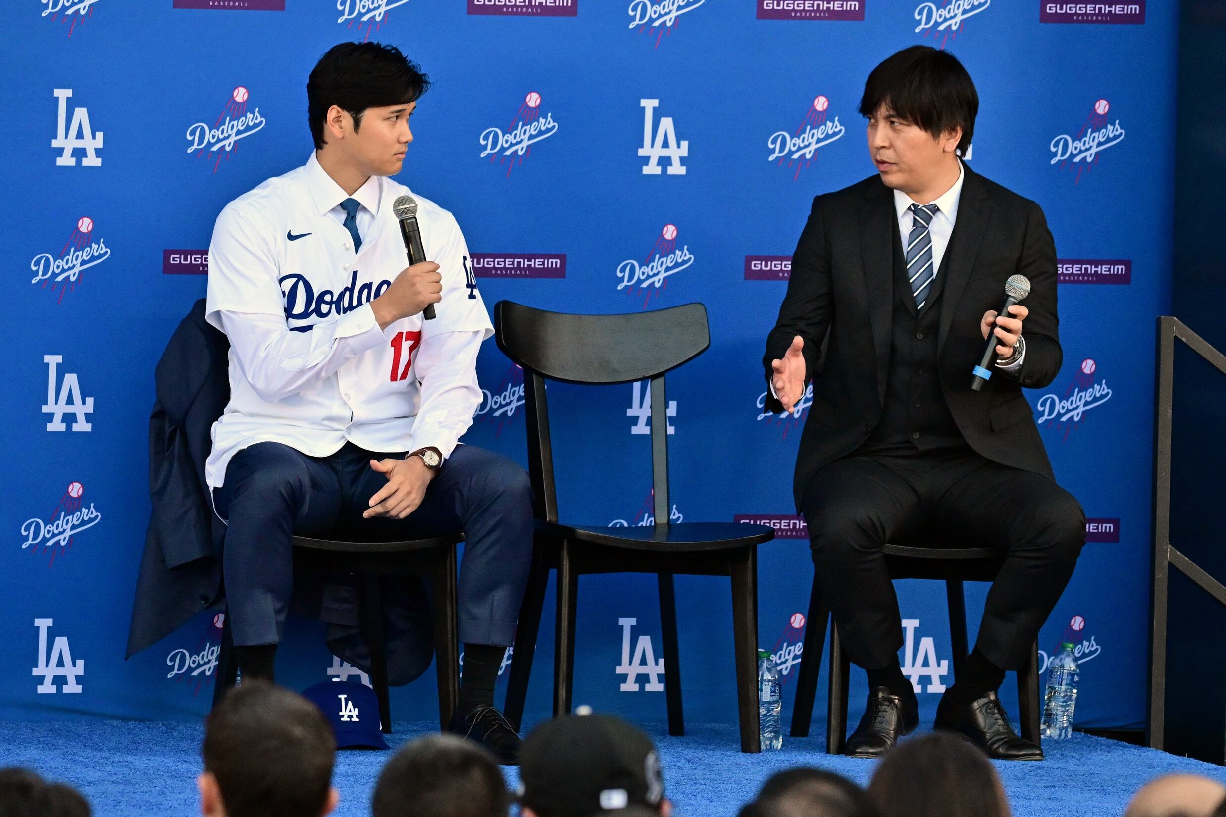 Shohei Ohtani con el traductor durante su presentación. El japonés vive en EE.UU. desde 2018 y entiende inglés, pero prefiere no hablarlo