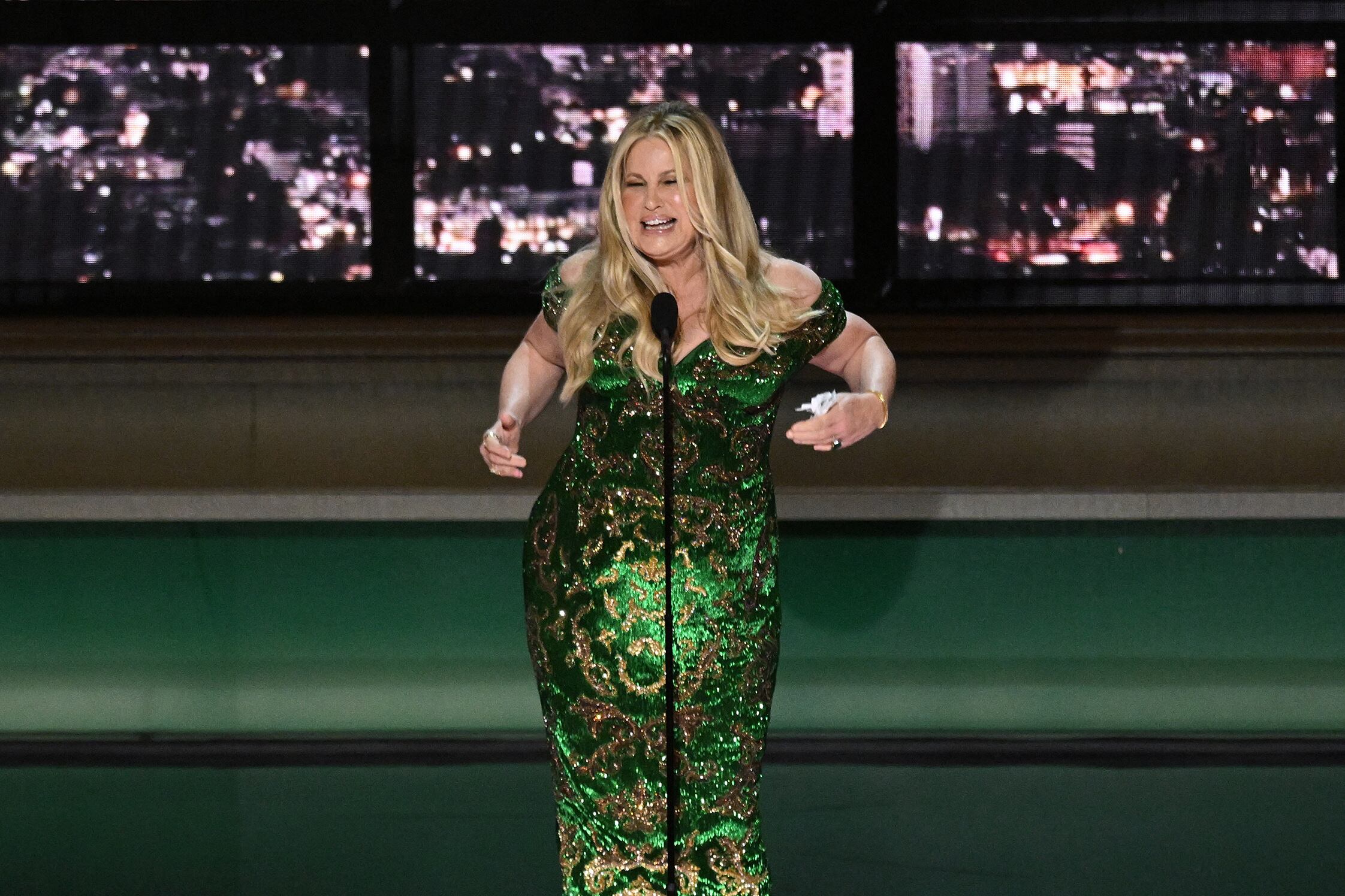 Jennifer Coolidge (The White Lotus) se lanzó a bailar cuando le cortaron el discurso.