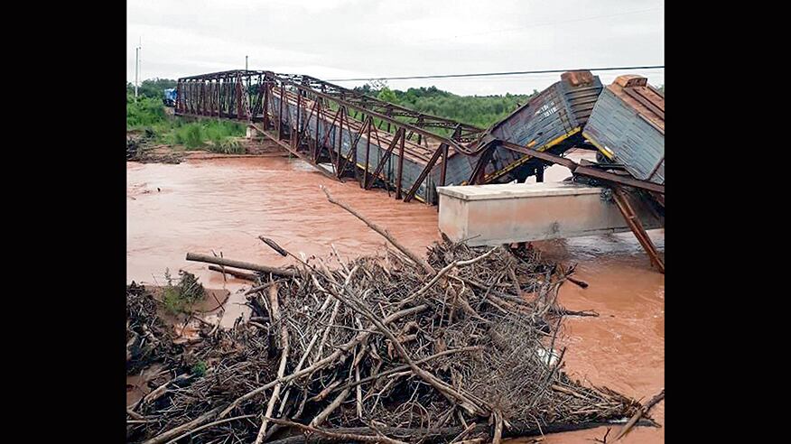 La formación del Belgrano Cargas cayó cuando se derrumbó el puente sobre el río Colorado en Salta.