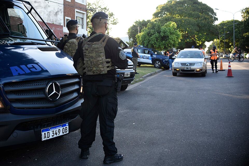 Hubo patrullajes y retenes de vehículos en distintos puntos de la ciudad.