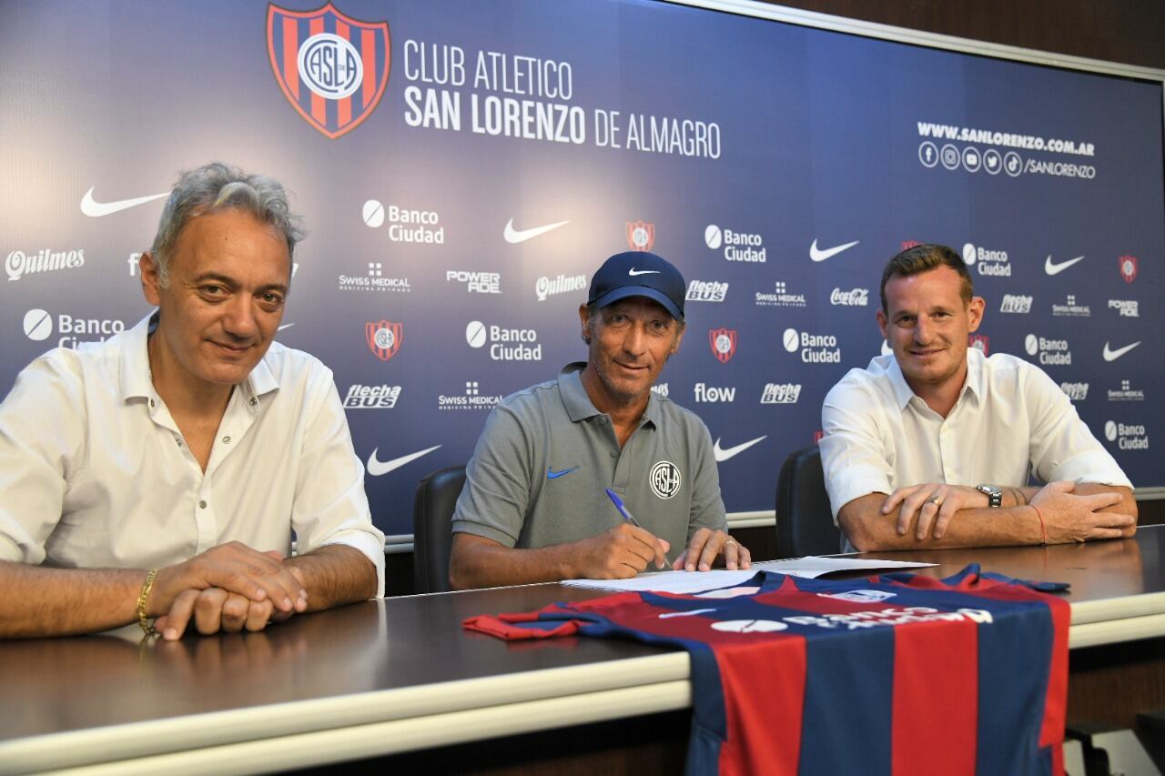Pedro Troglio firma su contrato, junto al secretario Miguel Mastrosimone y el manager Mauro Cetto
