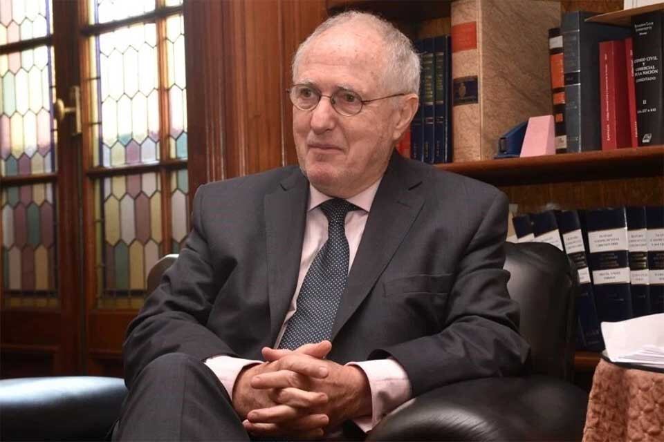 Rodríguez renunció ahora pero se hubiera tenido que jubilar el año próximo-