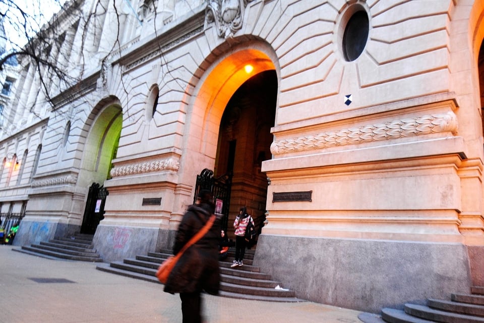 Estudiantes del Colegio Nacional Buenos Aires se sumaron a las protestas con un "pernocte" (Foto: Alejandro Leiva).
