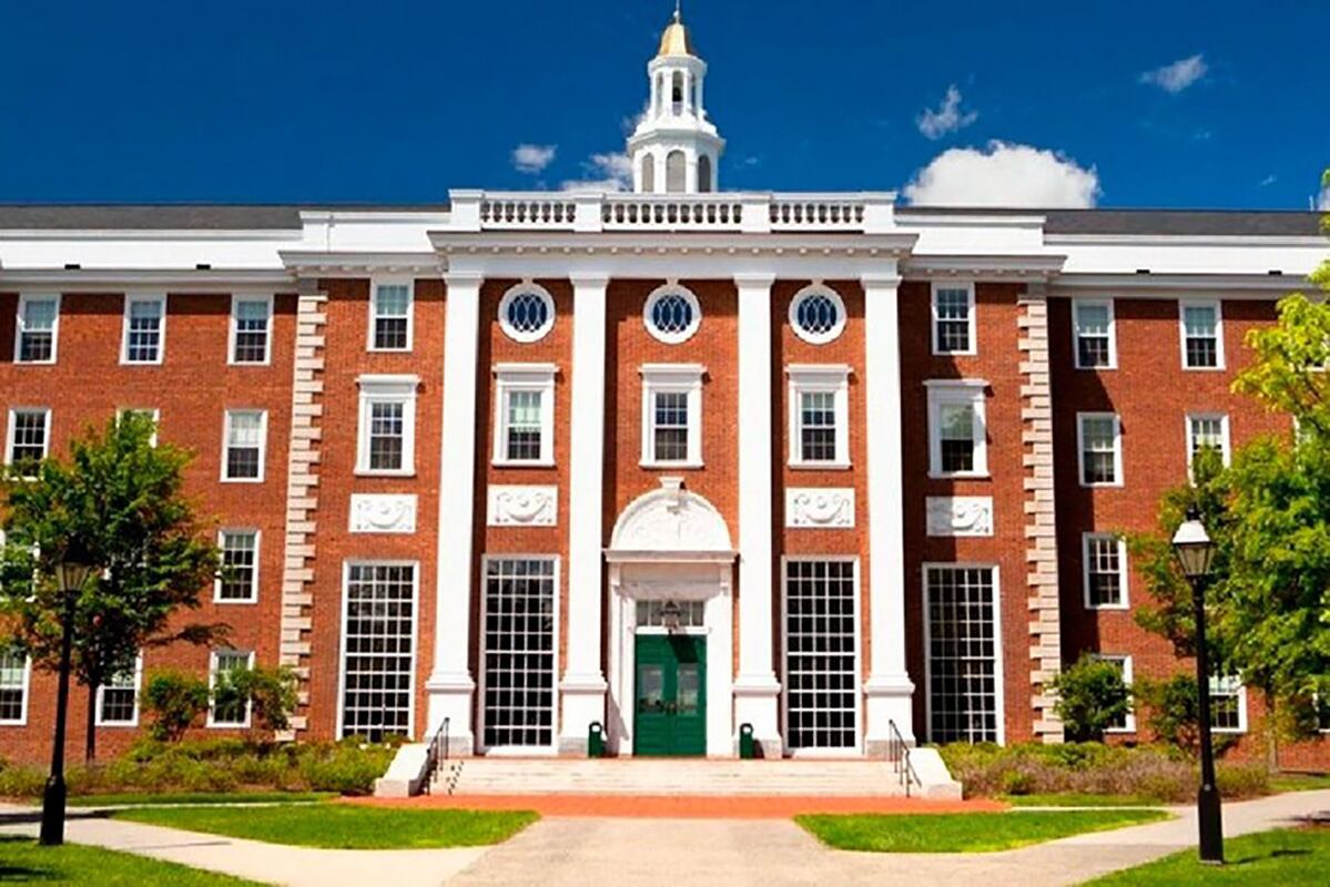 El presidente de Harvard también pidió examinar el gasto discrecional y no salarial