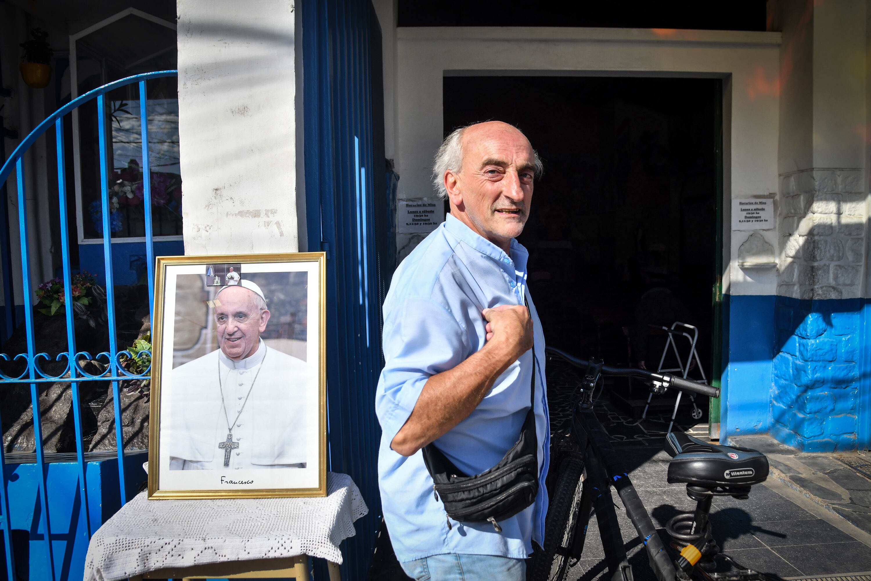 El padre Toto de Vedia homenajea a Francisco.