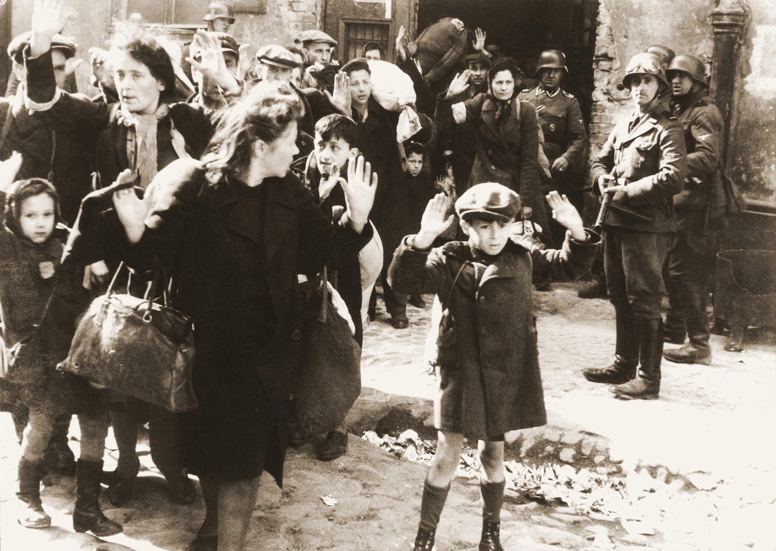 El gueto es desalojado después de la victoria nazi.