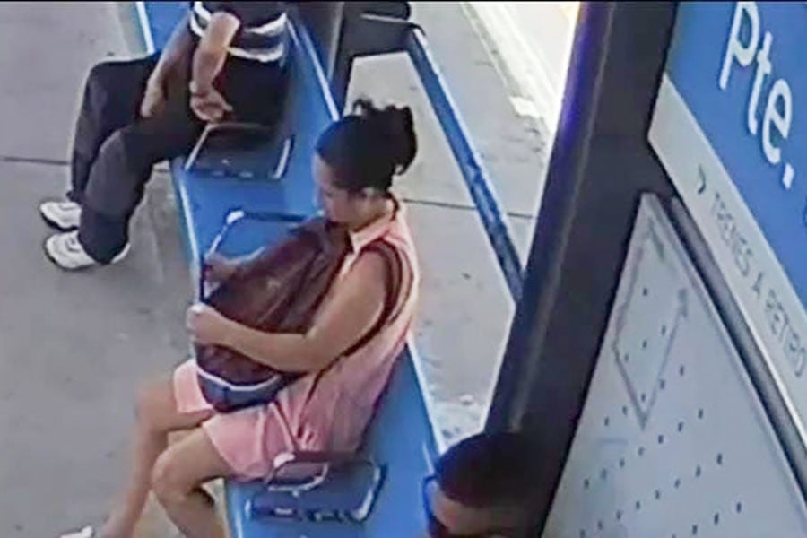 La sospechosa, en la estación de tren.