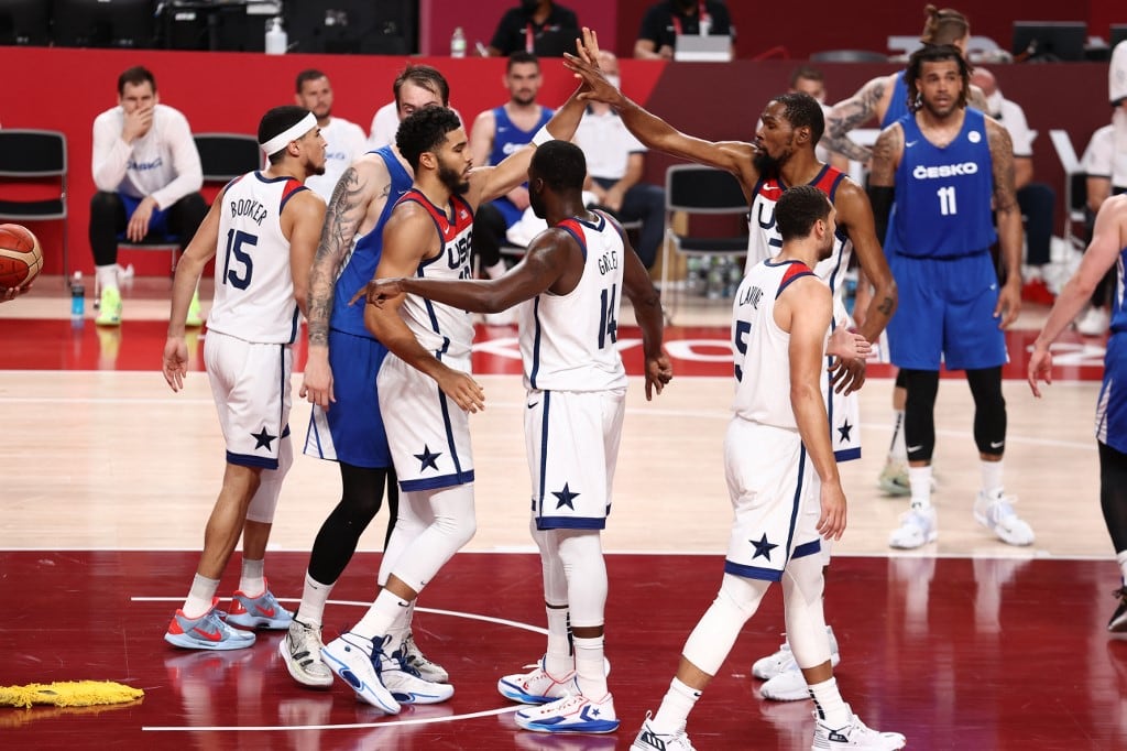 Se saludan Tatum y Durant. Entre ambos sumaron 50 puntos