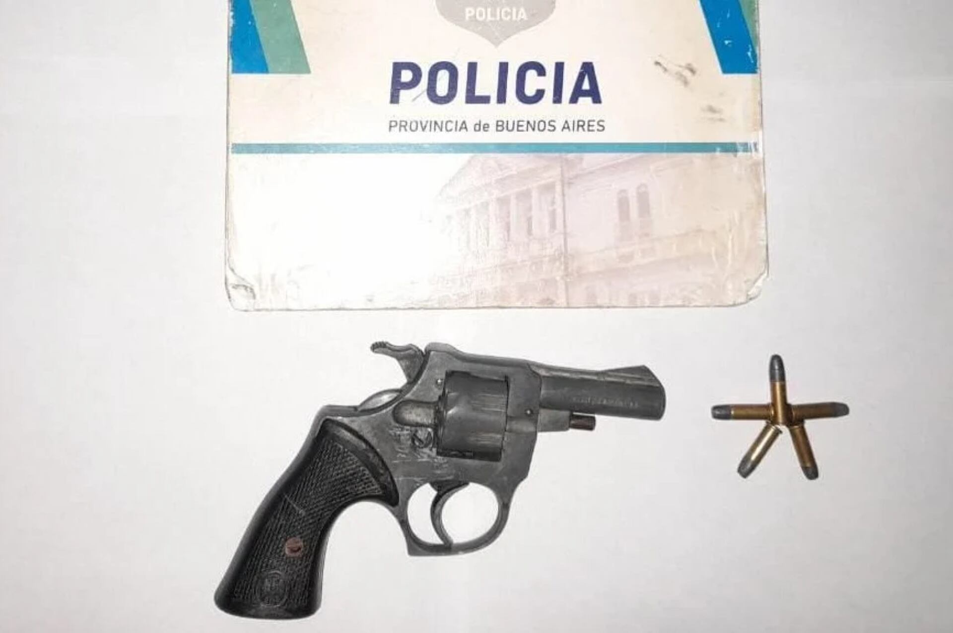 El revólver secuestrado con las municiones. Imagen: Policía de la Provincia
