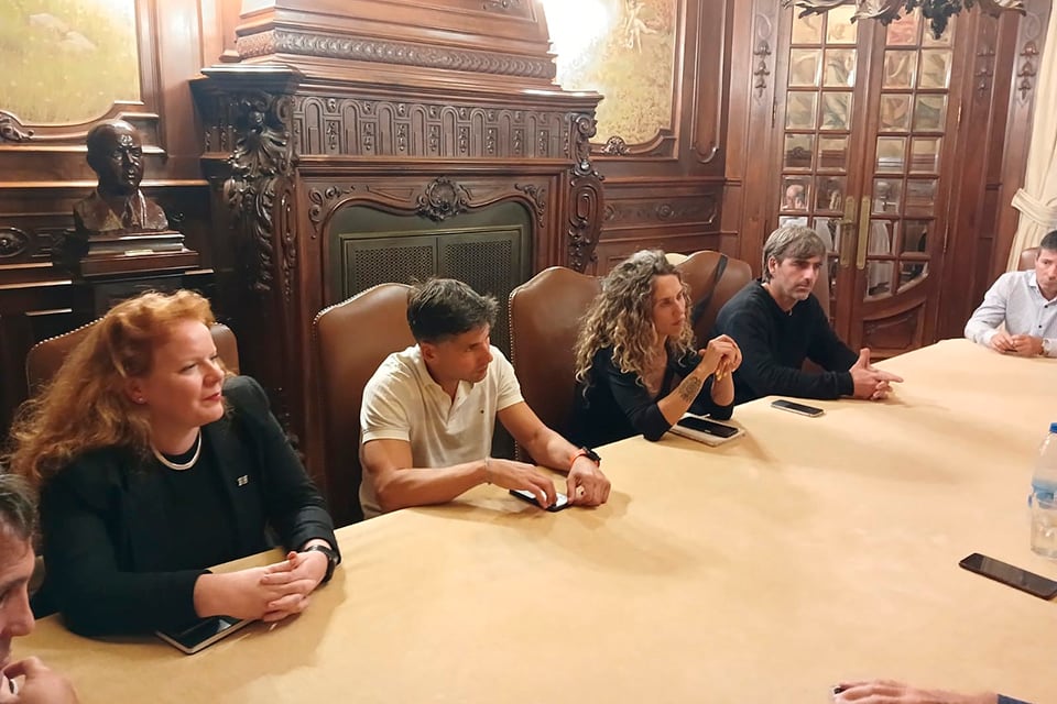 Paula Sagué (tercera de izquierda a derecha) es precandidata a concejala de Rosario.