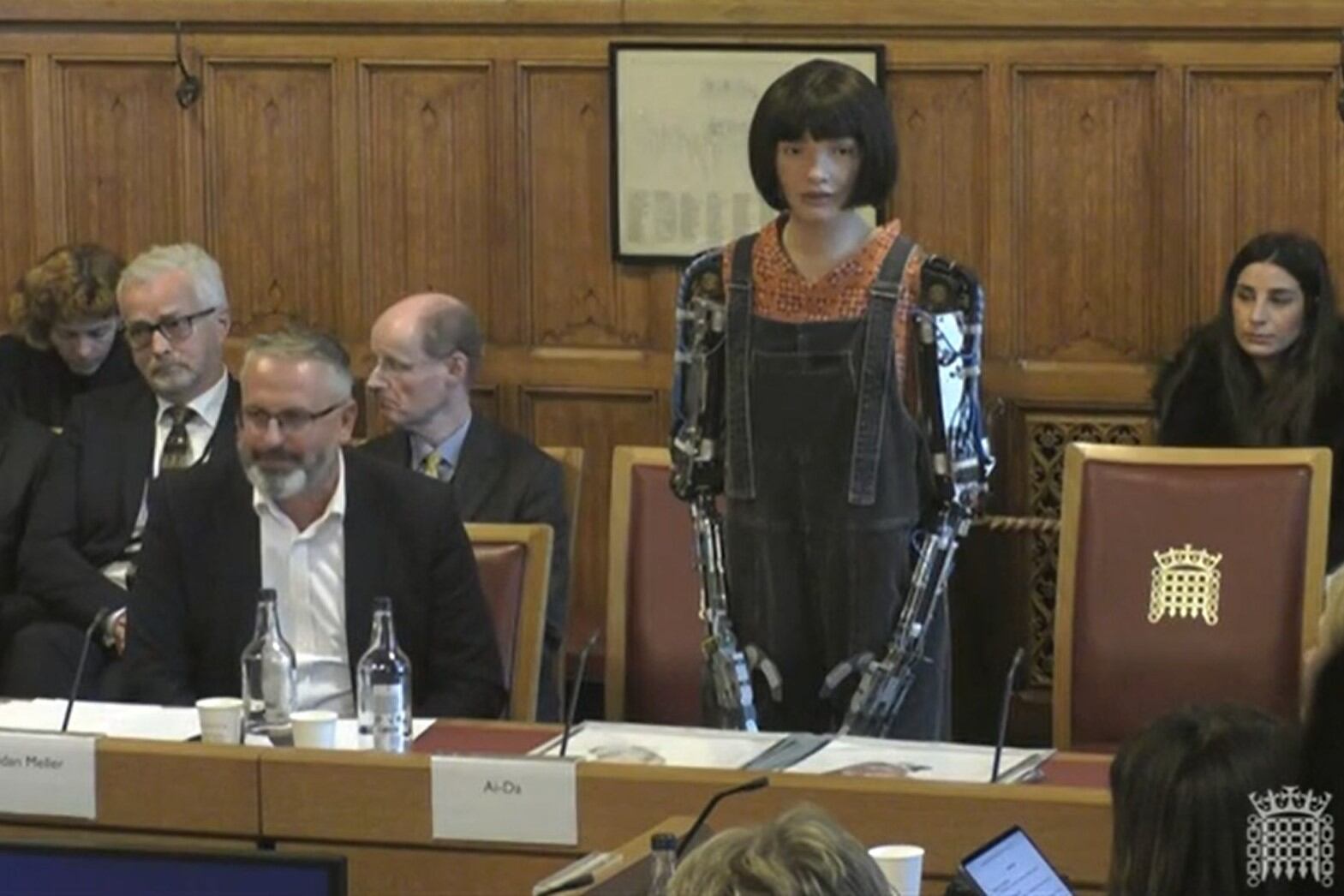 “Ai-Da”, al momento de hablar ante los legisladores británicos (Captura: UK Parliament).