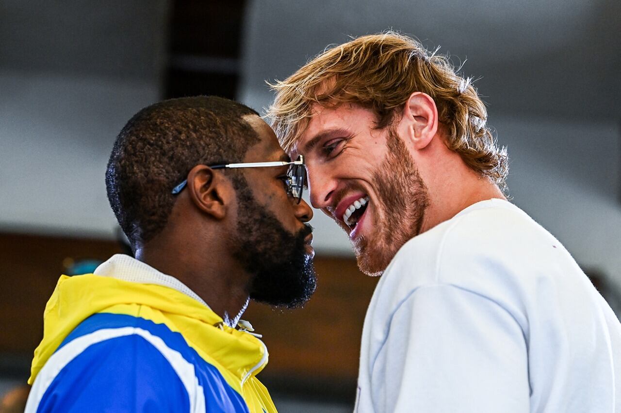 Floyd Mayweather mantiene la mirada desafiante de su época profesional, ante el youtuber Logan Paul