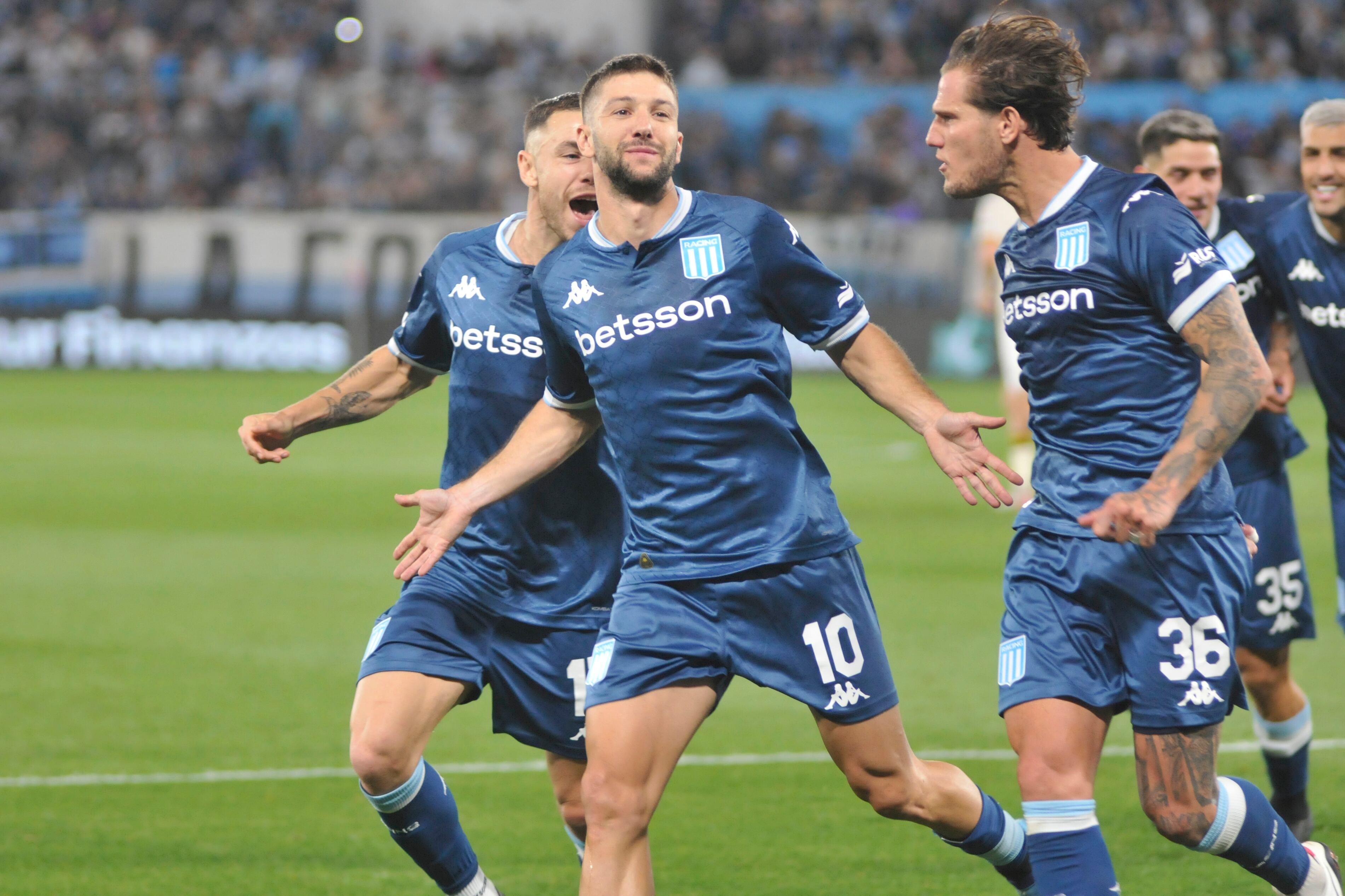 Vietto ya convirtió su golazo de penal y la Academia festeja