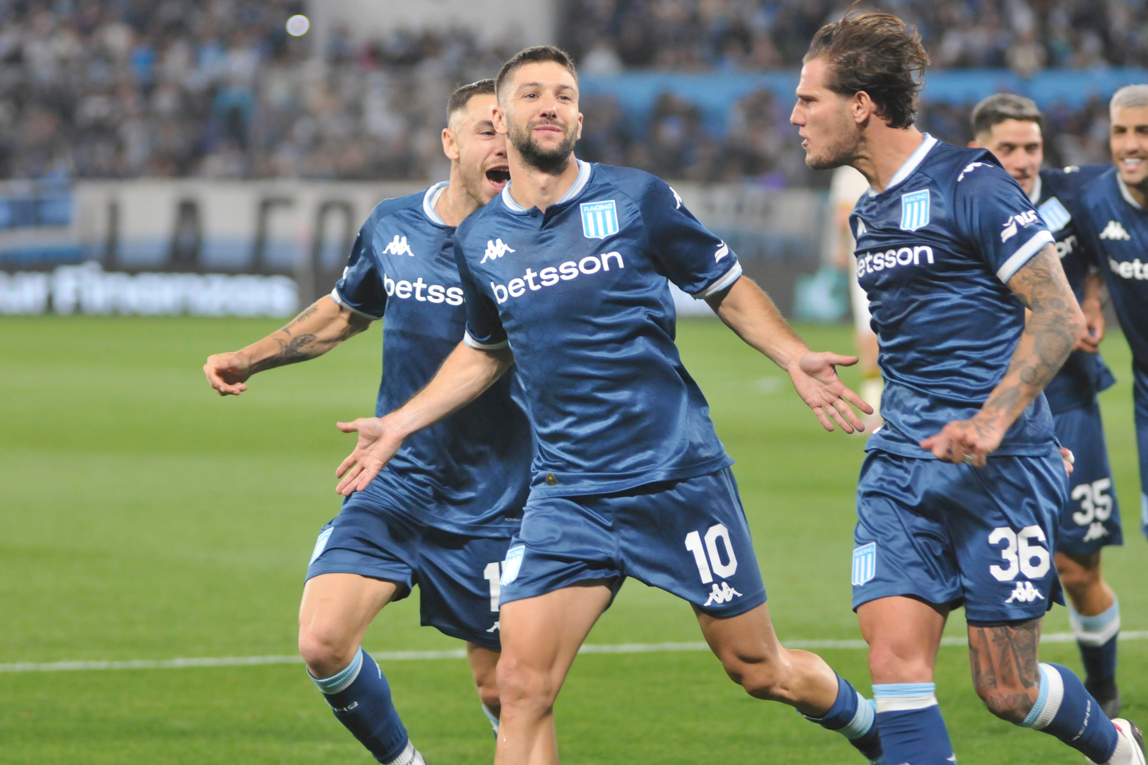 Vietto ya convirtió su golazo de penal y la Academia festeja