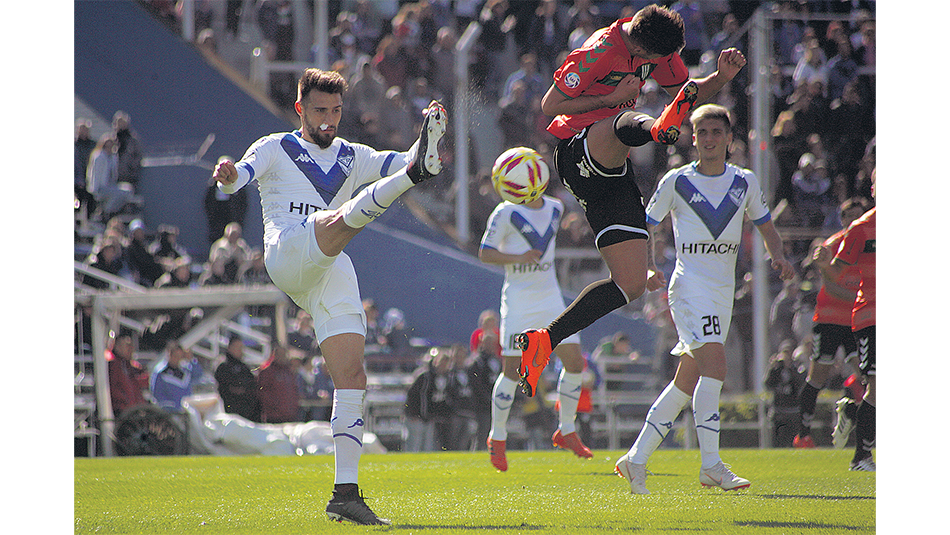 Laso rechaza la pelota en el Amalfitani.