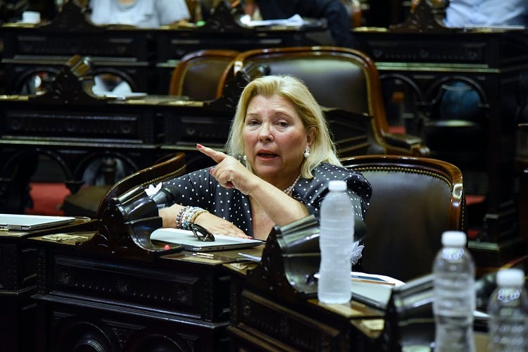 Elisa Carrió volvió al Congreso para el debate por la Emergencia. 