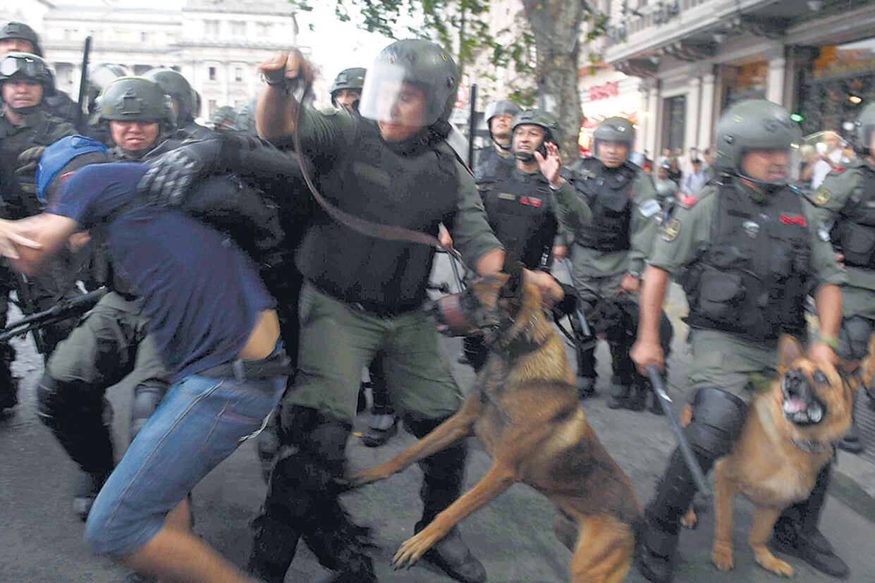 Amnistía habla en su informe del uso excesivo de la fuerza policial y de detenciones arbitrarias.