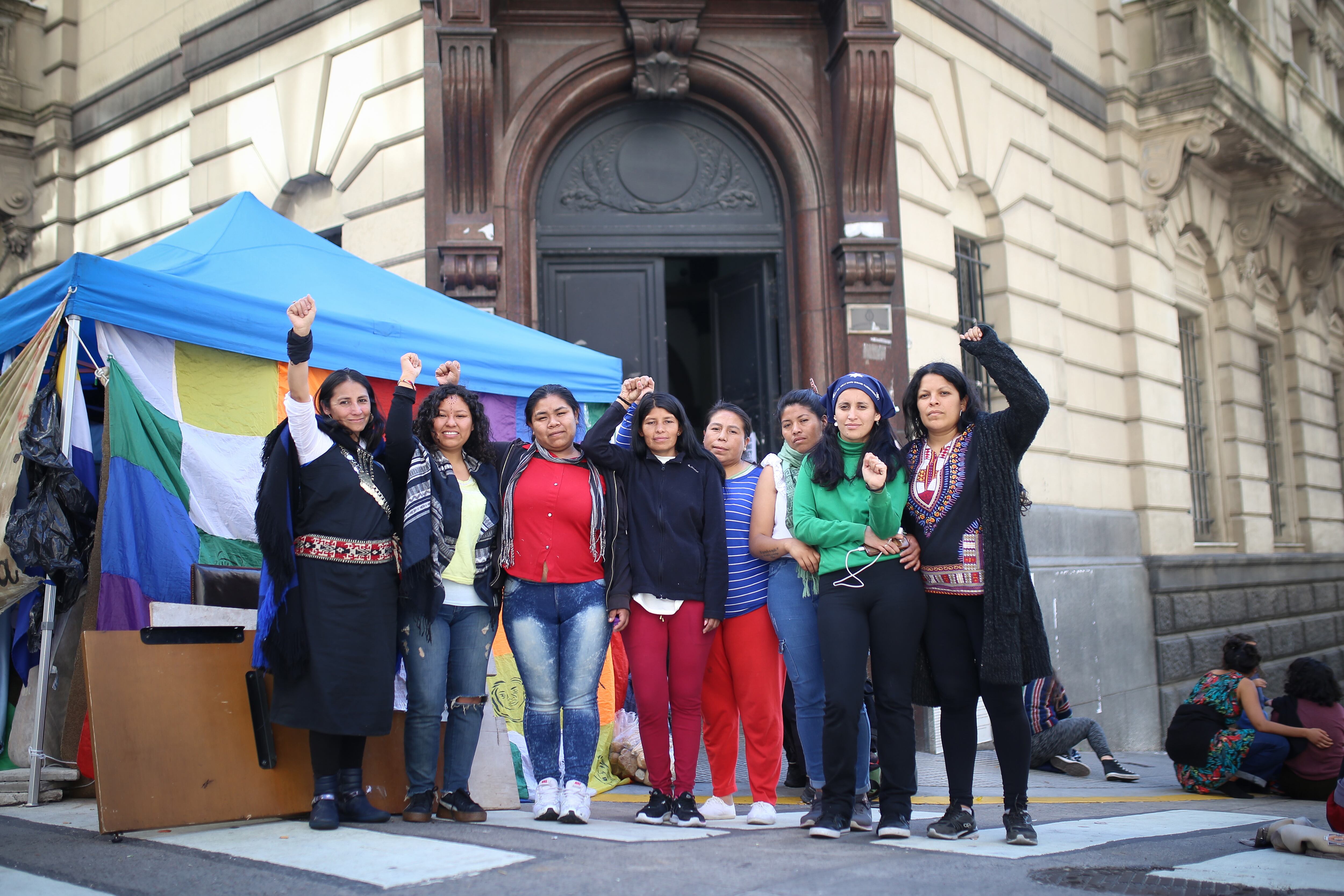 Evis Millán, Alejandra Ciriaco y Noelia Naporich entre sus compañeras, el último día de la ocupación pacífica en el Ministerio del Interior.