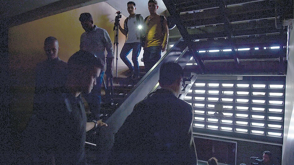 Venezolanos abandonan el edificio de la Asamblea Nacional después del apagón de ayer.