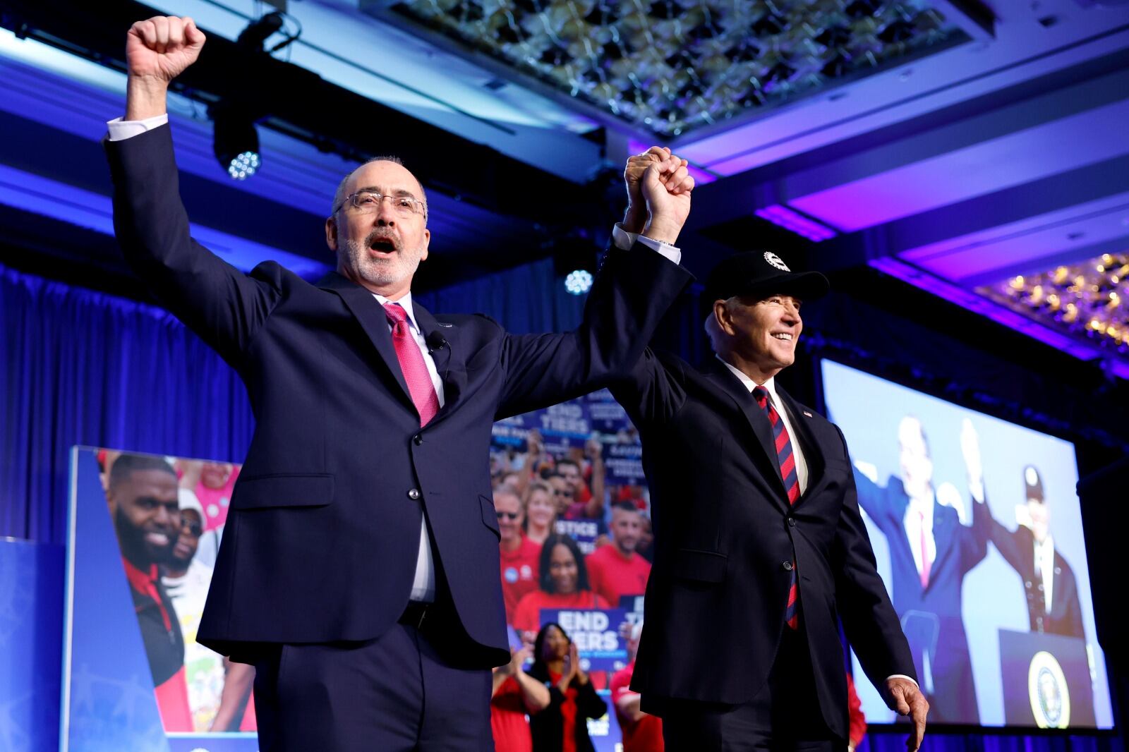 El presidente Joe Biden junto a Shawn Fain, el líder del sindicato UAW. 