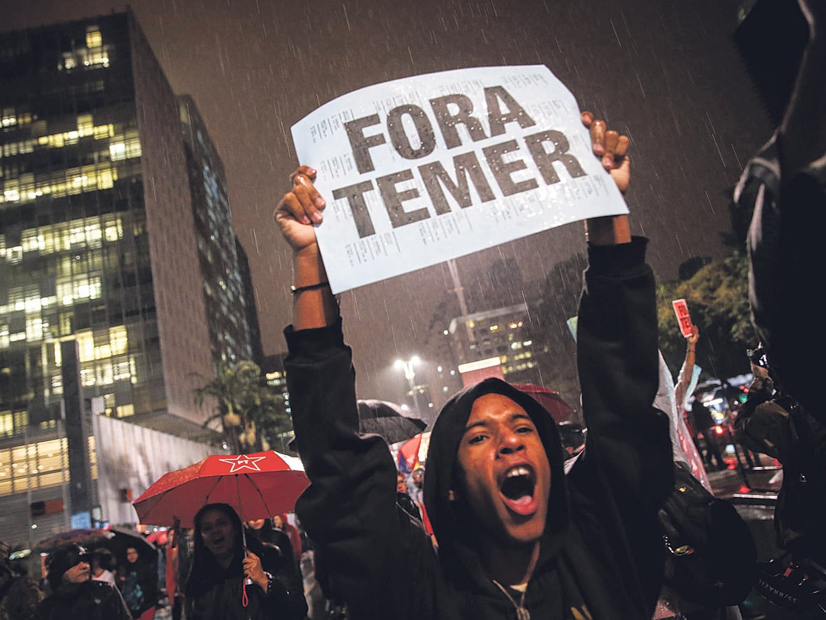 Manifestantes exigen la renuncia del presidente brasileño ayer en San Pablo.