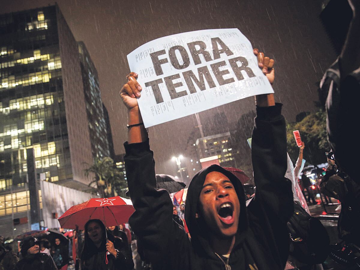 Manifestantes exigen la renuncia del presidente brasileño ayer en San Pablo.