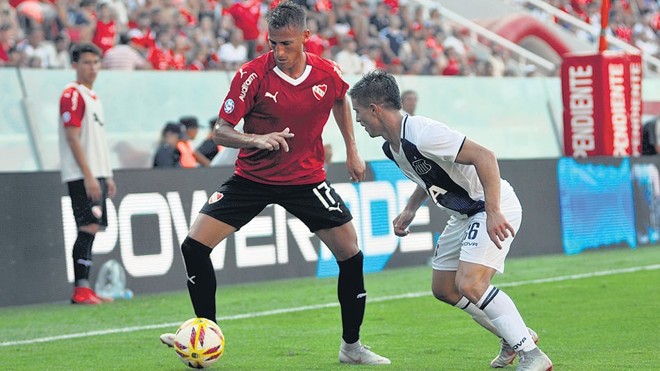 Braian Romero, que ingresó por Pablo Pérez, controla el balón ante Bersano.