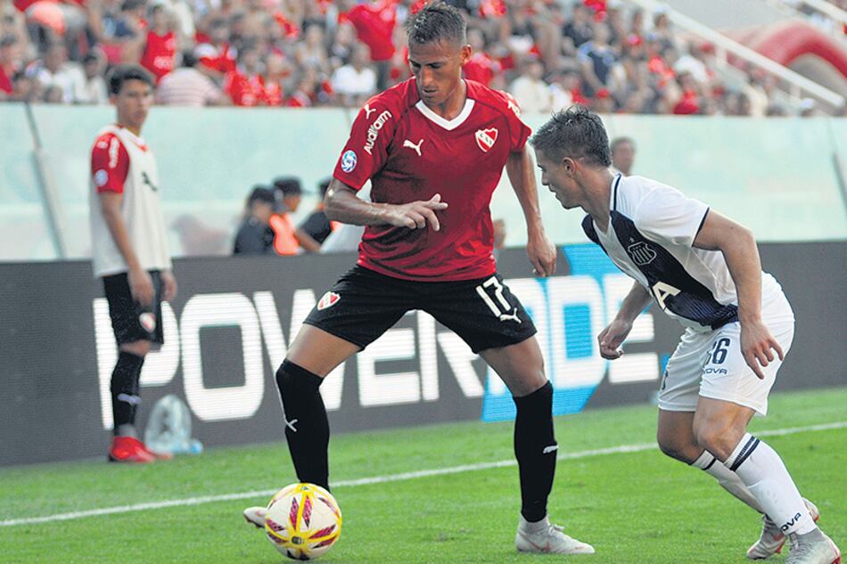 Braian Romero, que ingresó por Pablo Pérez, controla el balón ante Bersano.