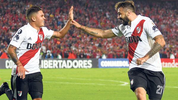 Choque esos cinco. Quintero y Pratto, socios en el único gol que se gritó anoche en Bogotá.