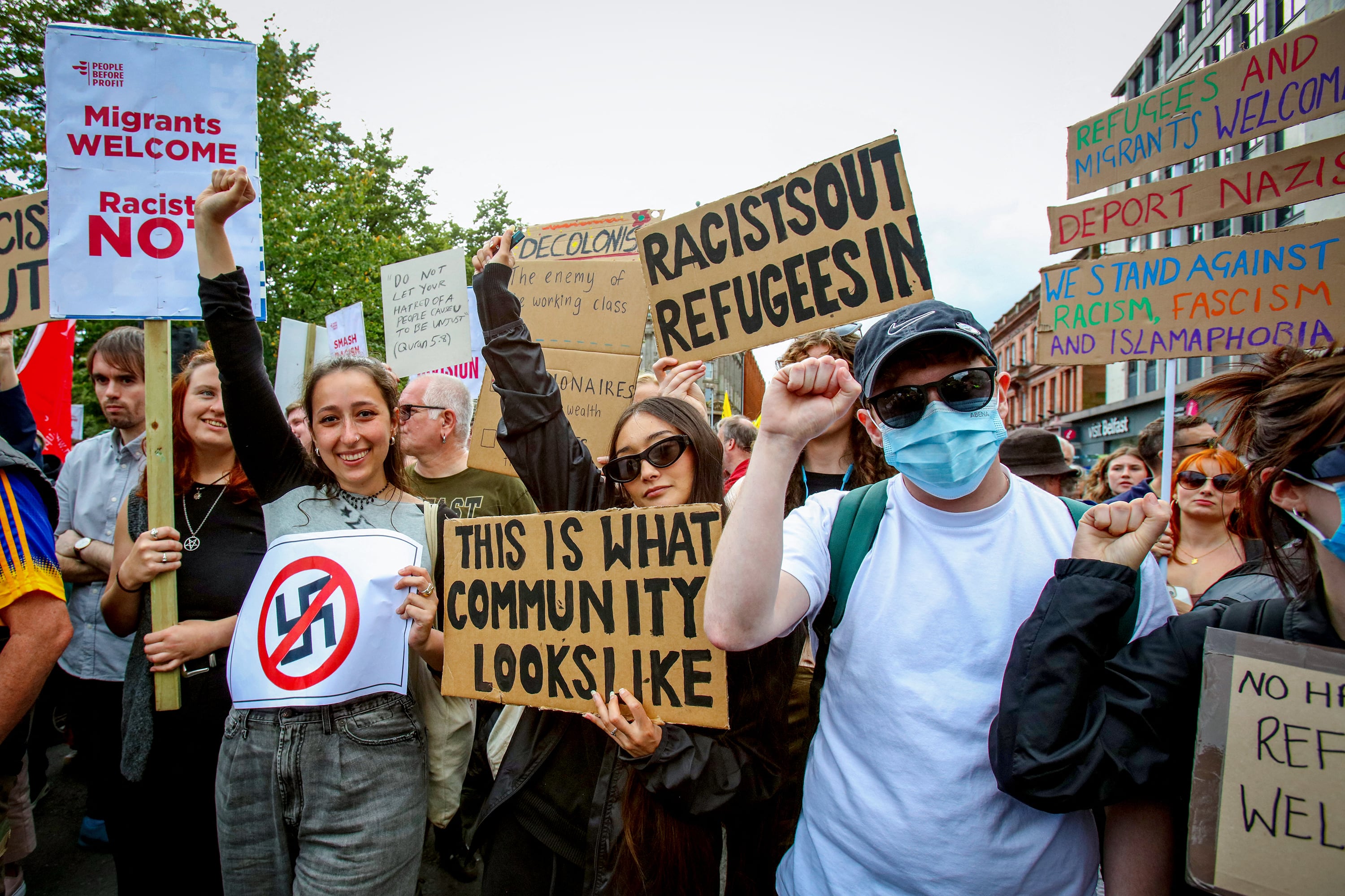 Protesta antifascista en Belfast, Irlanda del Norte.