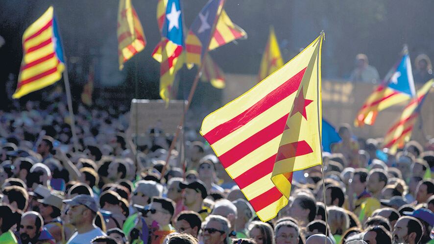 Votantes del SI asistieron al acto de Puigdemont, quien denunció la “querellocracia” del Estado español.