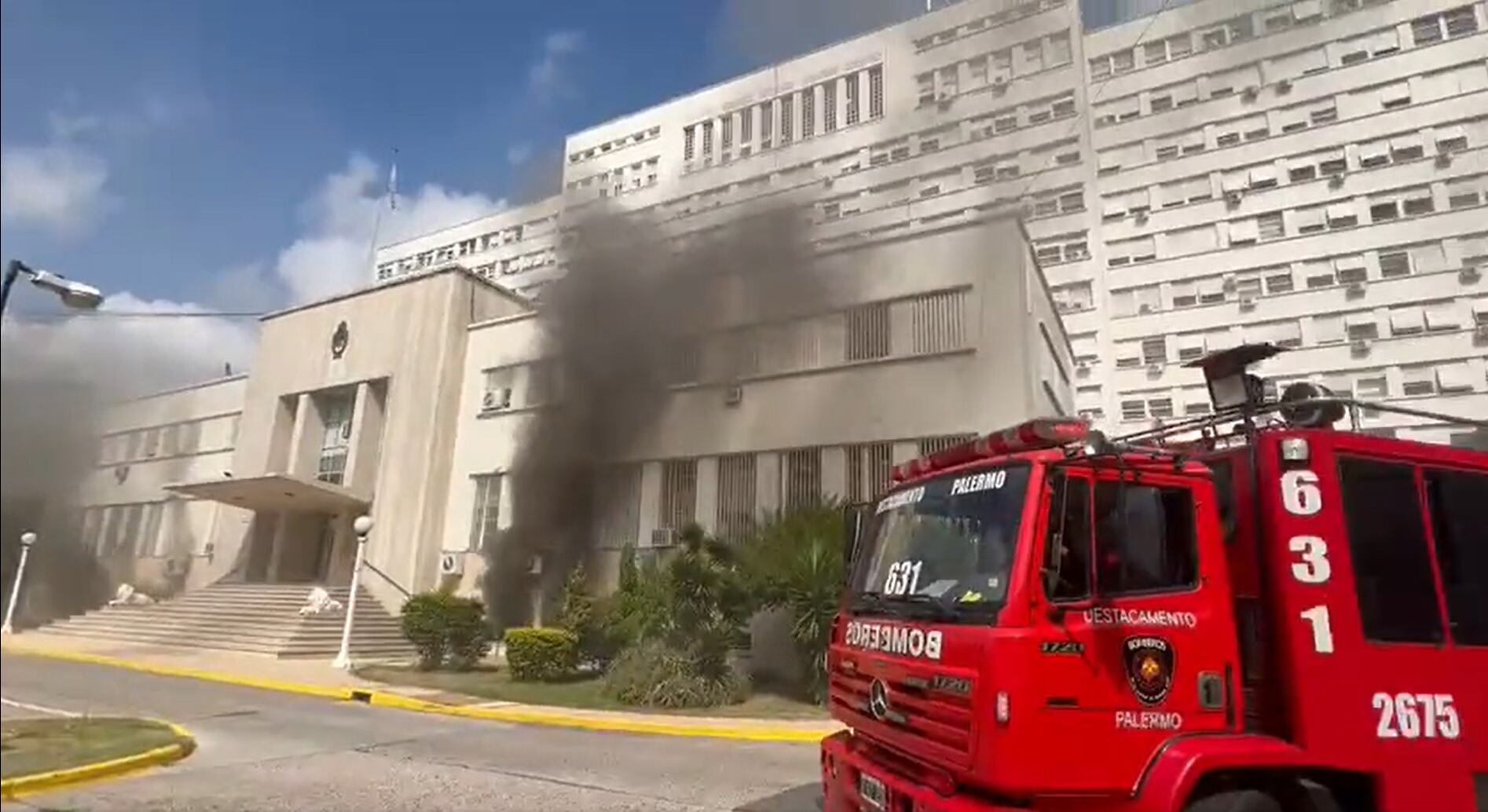 Se incendió el subsuelo del Hospital Militar Central por un desperfecto eléctrico. Imagen: captura de video @DayLombardi. 