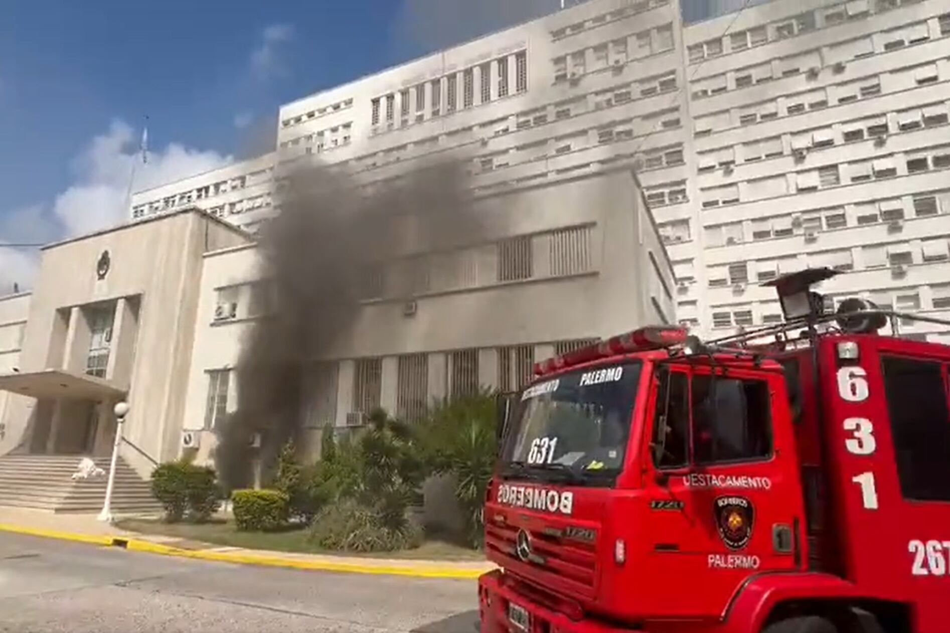 Se incendió el subsuelo del Hospital Militar Central por un desperfecto eléctrico. Imagen: captura de video @DayLombardi.