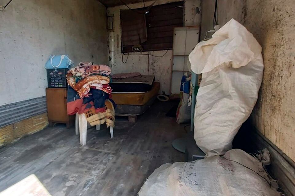 Las personas rescatadas vivían en una situación de hacinamiento y precariedad.