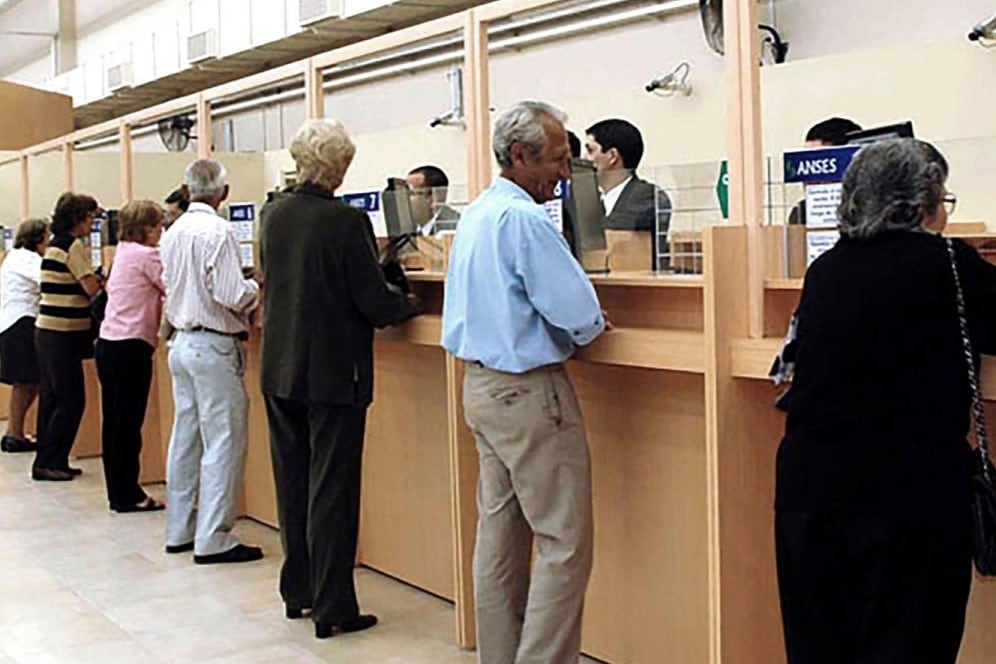 Quiénes pueden cobrar el bono de ANSES para jubilados y pensionados de $55.000 en enero de 2024.