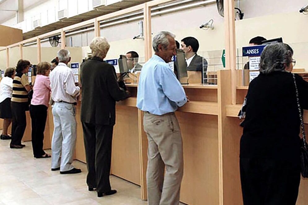 Quiénes pueden cobrar el bono de ANSES para jubilados y pensionados de $55.000 en enero de 2024.