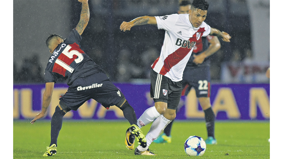Enzo Pérez engancha en la mitad de la cancha. El volante mendocino fue convocado más tarde para el seleccionado argentino.