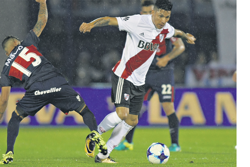 Enzo Pérez engancha en la mitad de la cancha. El volante mendocino fue convocado más tarde para el seleccionado argentino.