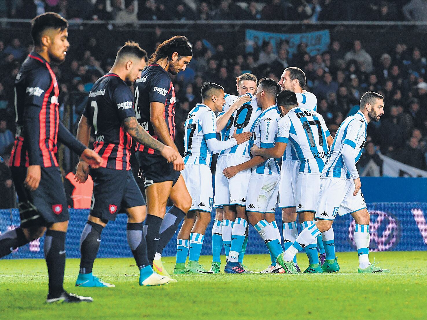 El festejo de todo Racing tapando la humanidad del goleador Rosales.