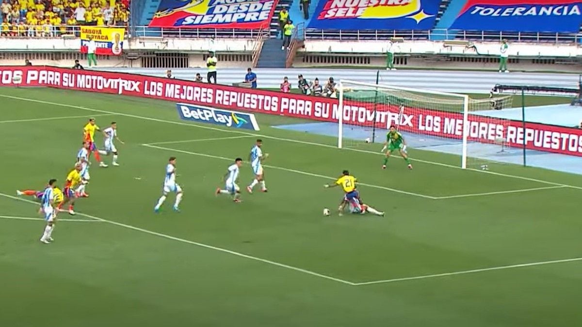 El momento de la barrida de Otamendi y la caída de Muñóz.