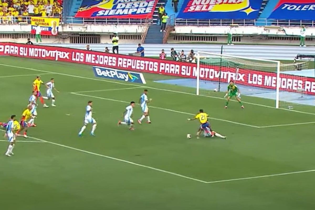 El momento de la barrida de Otamendi y la caída de Muñóz.